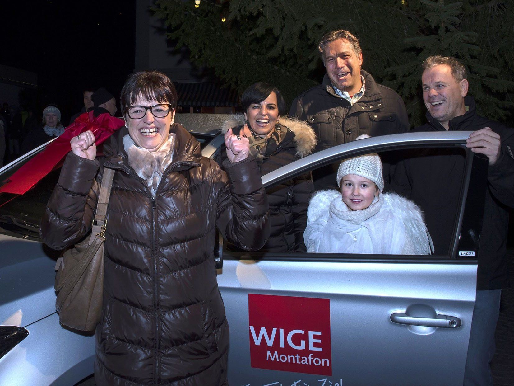 Autogewinnerin Simona Fritsch (l.), Andrea Ganahl (Autohaus Ganahl), Christof van Dellen, Harald Rudigier (beide WIGE Montafon), Glücksengel Susanna Autogewinnerin Simona Fritsch (l.), Andrea Ganahl (Autohaus Ganahl), Christof van Dellen, Harald Rudigier (beide WIGE Montafon), Glücksengel Susanna