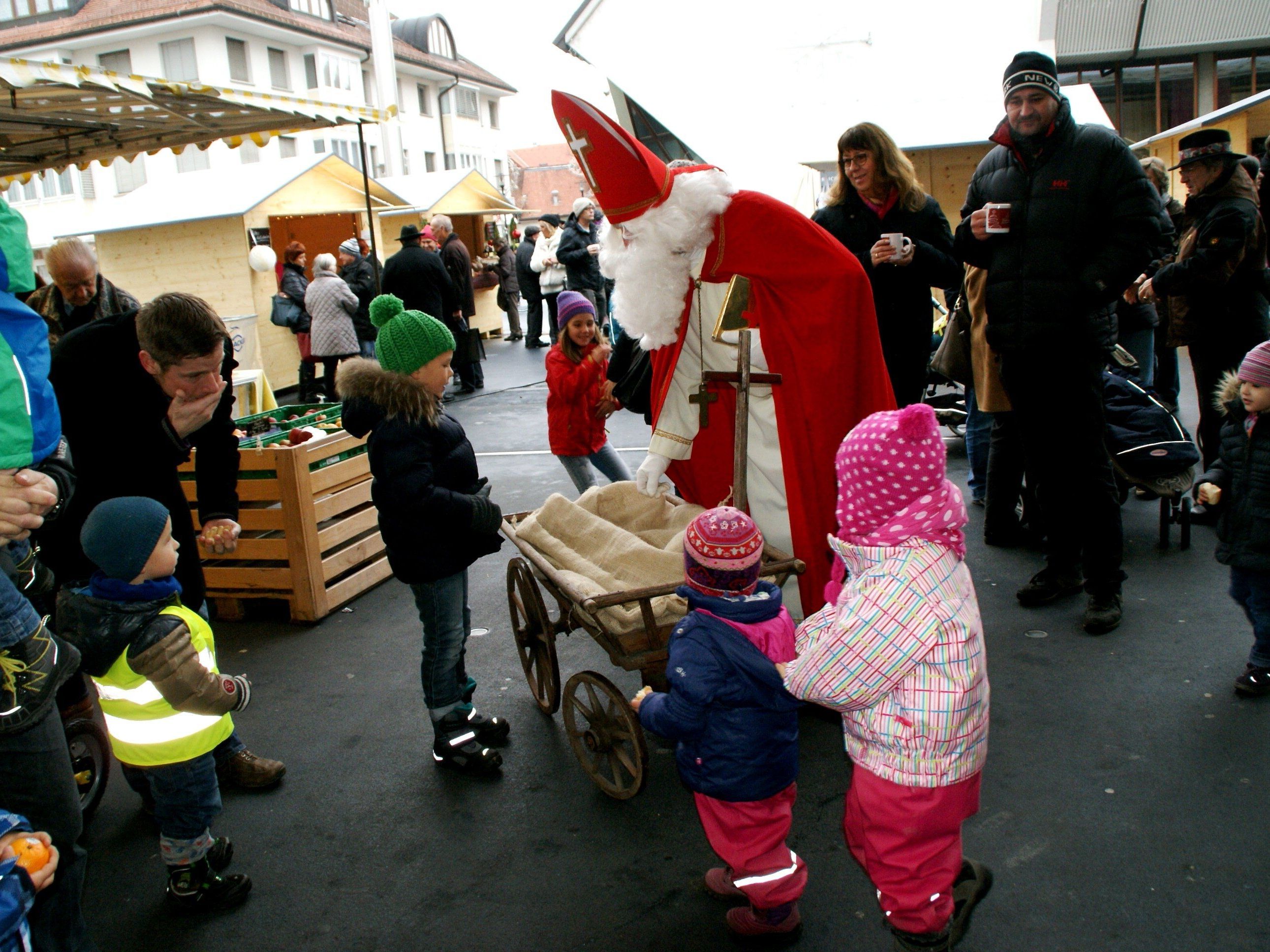 Der Nikolaus kam mit Süßigkeiten Der Nikolaus kam mit Süßigkeiten