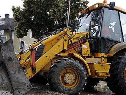 Die Jugendlichen stiegen einfach in den Bagger auf der Baustelle Die Jugendlichen stiegen einfach in den Bagger auf der Baustelle