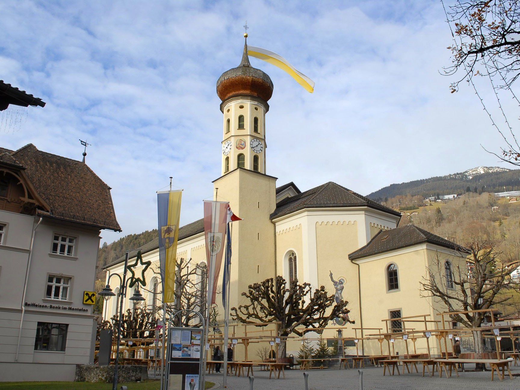 Pfarrkirche Schruns im Dezember 2011 Pfarrkirche Schruns im Dezember 2011
