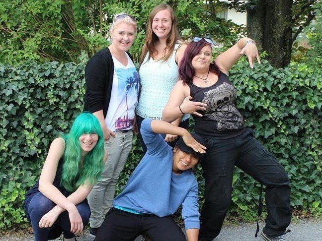 HipHop-Workshop: v.l.n.r Miriam Wenter, Annalena Mündle, Ramona Seebacher, Johanna Walk und Trainerin Racquel del Rosario (Mitte)) HipHop-Workshop: v.l.n.r Miriam Wenter, Annalena Mündle, Ramona Seebacher, Johanna Walk und Trainerin Racquel del Rosario (Mitte))