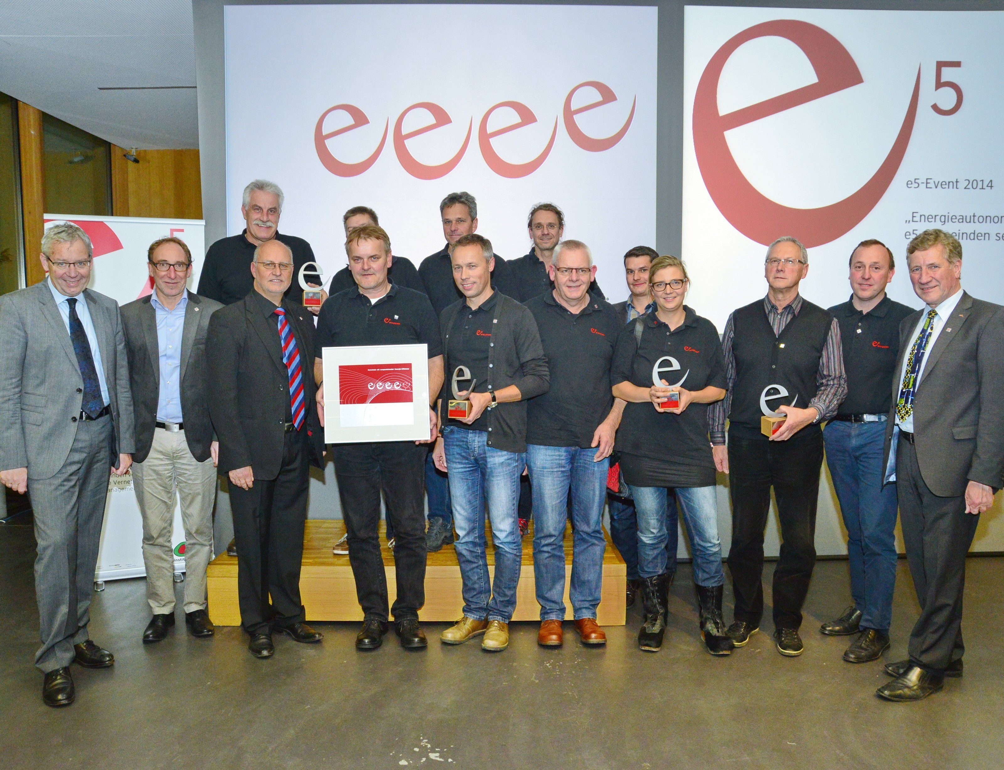 Einen großen Schritt vorwärts gemacht hat die Gemeinde Bürs: Über den Sprung von 3 auf 4 „e“ freute sich das e5-Team gemeinsam mit Landesrat Erich Schwärzler, e5-Programmleiter Karl-Heinz Kaspar und Landesstatthalter Karlheinz Rüdisser. Einen großen Schritt vorwärts gemacht hat die Gemeinde Bürs: Über den Sprung von 3 auf 4 „e“ freute sich das e5-Team gemeinsam mit Landesrat Erich Schwärzler, e5-Programmleiter Karl-Heinz Kaspar und Landesstatthalter Karlheinz Rüdisser.