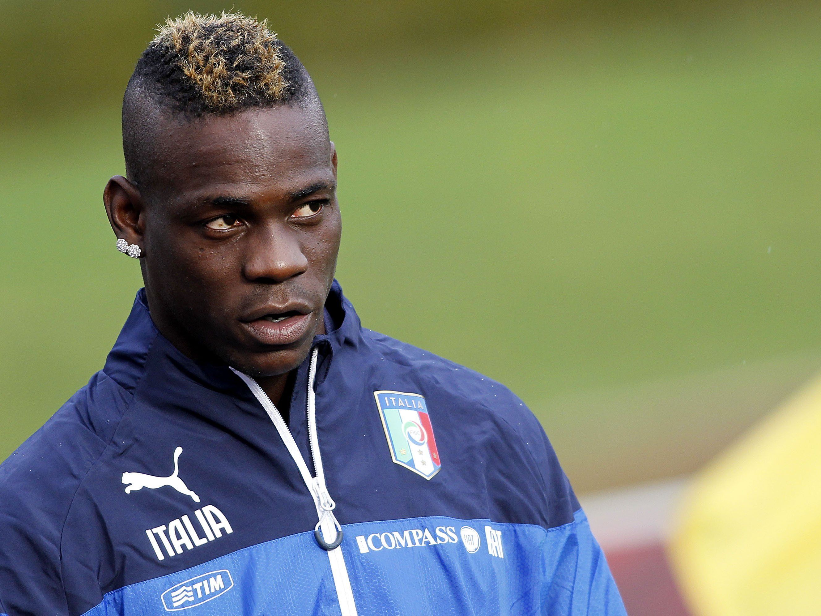 Der englische Fußballverband leitet eine Untersuchung gegen Mario Balotelli ein. Der englische Fußballverband leitet eine Untersuchung gegen Mario Balotelli ein.
