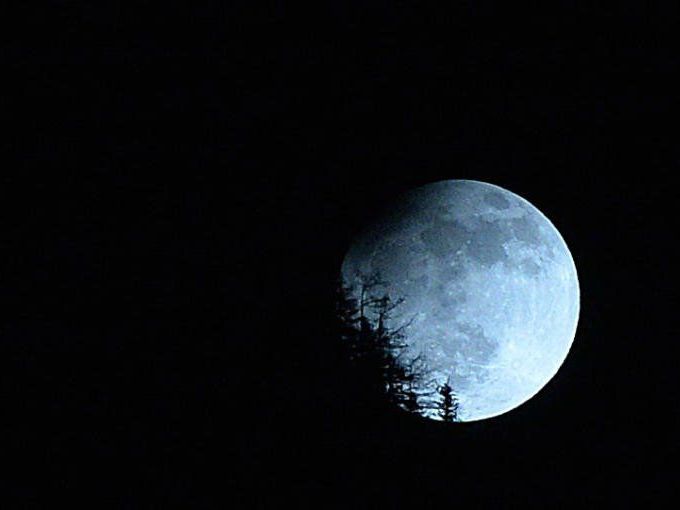 2015 verschwindet der Mond wieder einmal. 2015 verschwindet der Mond wieder einmal.