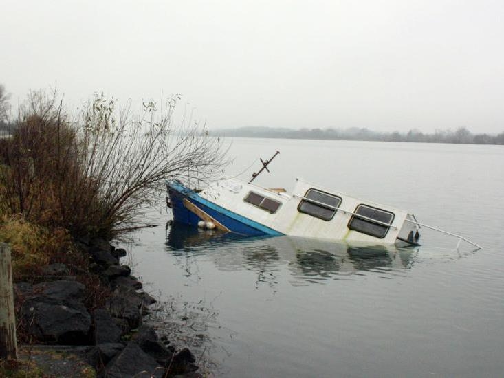 Schiff in Donau gesunken.