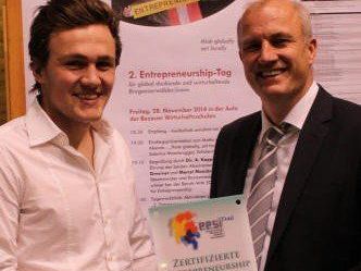 Stolz präsentierten Dir. Kappaurer (r.) und Manuel Gmeiner das Zertifikat. Stolz präsentierten Dir. Kappaurer (r.) und Manuel Gmeiner das Zertifikat.