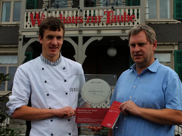 Lothar Eiler (re.) und sein neuer Chefkoch Thomas Helbock präsentieren stolz die Trophäe für das „ausgezeichnete Wirtshaus“. Lothar Eiler (re.) und sein neuer Chefkoch Thomas Helbock präsentieren stolz die Trophäe für das „ausgezeichnete Wirtshaus“.