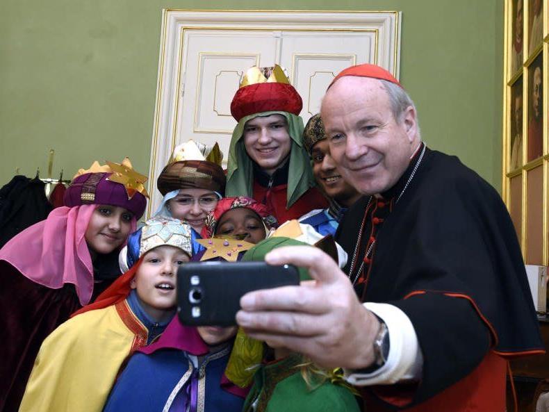 Sternsinger zu Besuch bei Kardinal Schönborn - da blieb auch Zeit für ein Selfie.