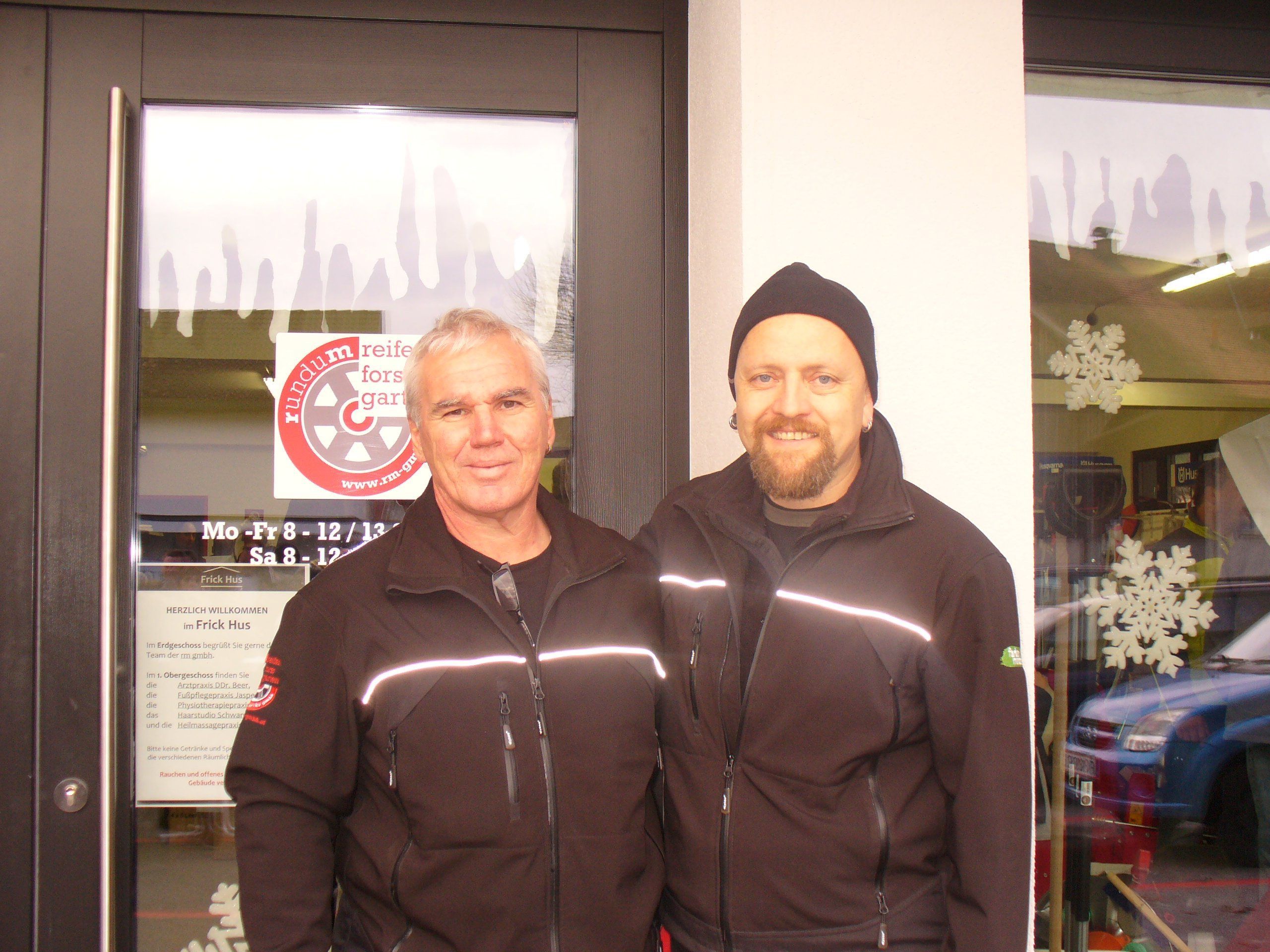 Peter Rünzler und Jürgen Morscher führen das Reifenfachgeschäft sowie die Reparaturwerkstatt für Garten- und Forstgeräte im „Frick Hus“ Klaus Peter Rünzler und Jürgen Morscher führen das Reifenfachgeschäft sowie die Reparaturwerkstatt für Garten- und Forstgeräte im „Frick Hus“ Klaus