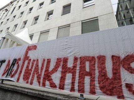 Gegen den Verkauf des Funkhauses wird protestiert. Gegen den Verkauf des Funkhauses wird protestiert.