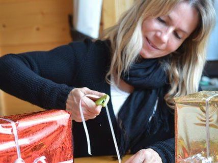 Schön verpackte Weihnachtsgeschenke lassen die Augen schon vor dem Auspacken leuchten.