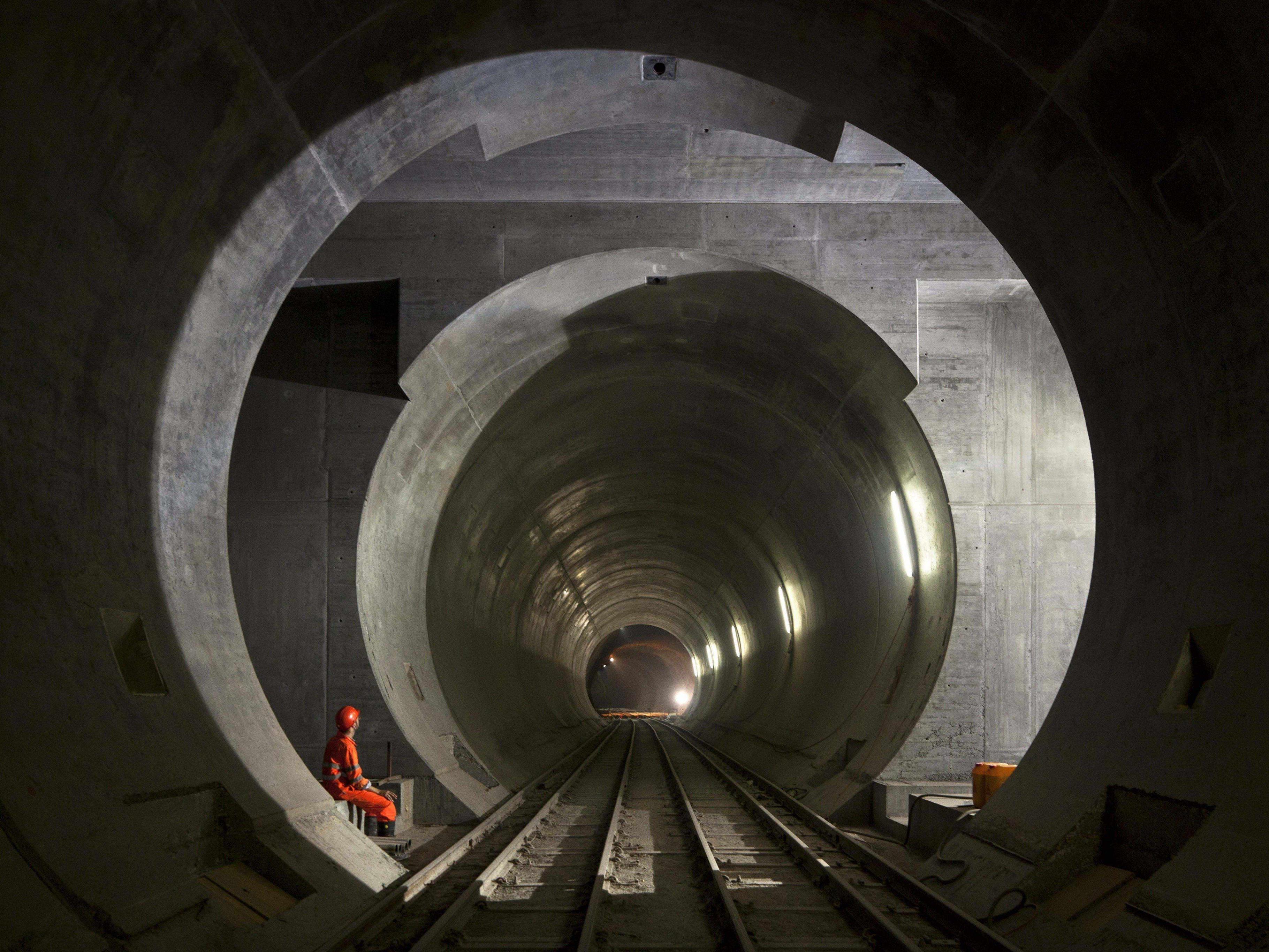 Gotthard-Basistunnel: Vorbereitungen für ersten durchquerenden Zug 2016 "auf Kurs"