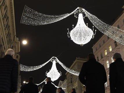 In der Vorweihnachtszeit besuchen viele Touristen Wien.