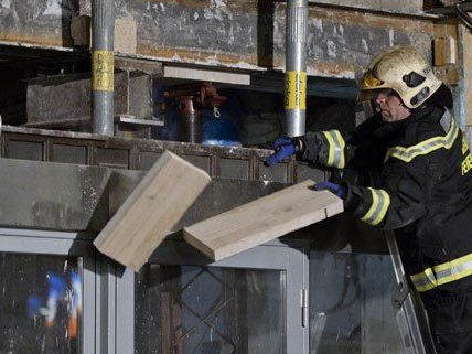 Die Feuerwehr versucht den Hauseinsturz im 10. Bezirk zu verhindern.