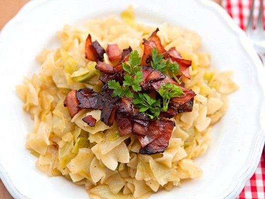 Ein einfaches Rezept für Krautfleckerl mit Speck. Ein einfaches Rezept für Krautfleckerl mit Speck.