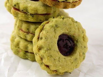 Die Kürbiskern-Linzer fallen vor allem durch ihre grünliche Farbe auf. Die Kürbiskern-Linzer fallen vor allem durch ihre grünliche Farbe auf.