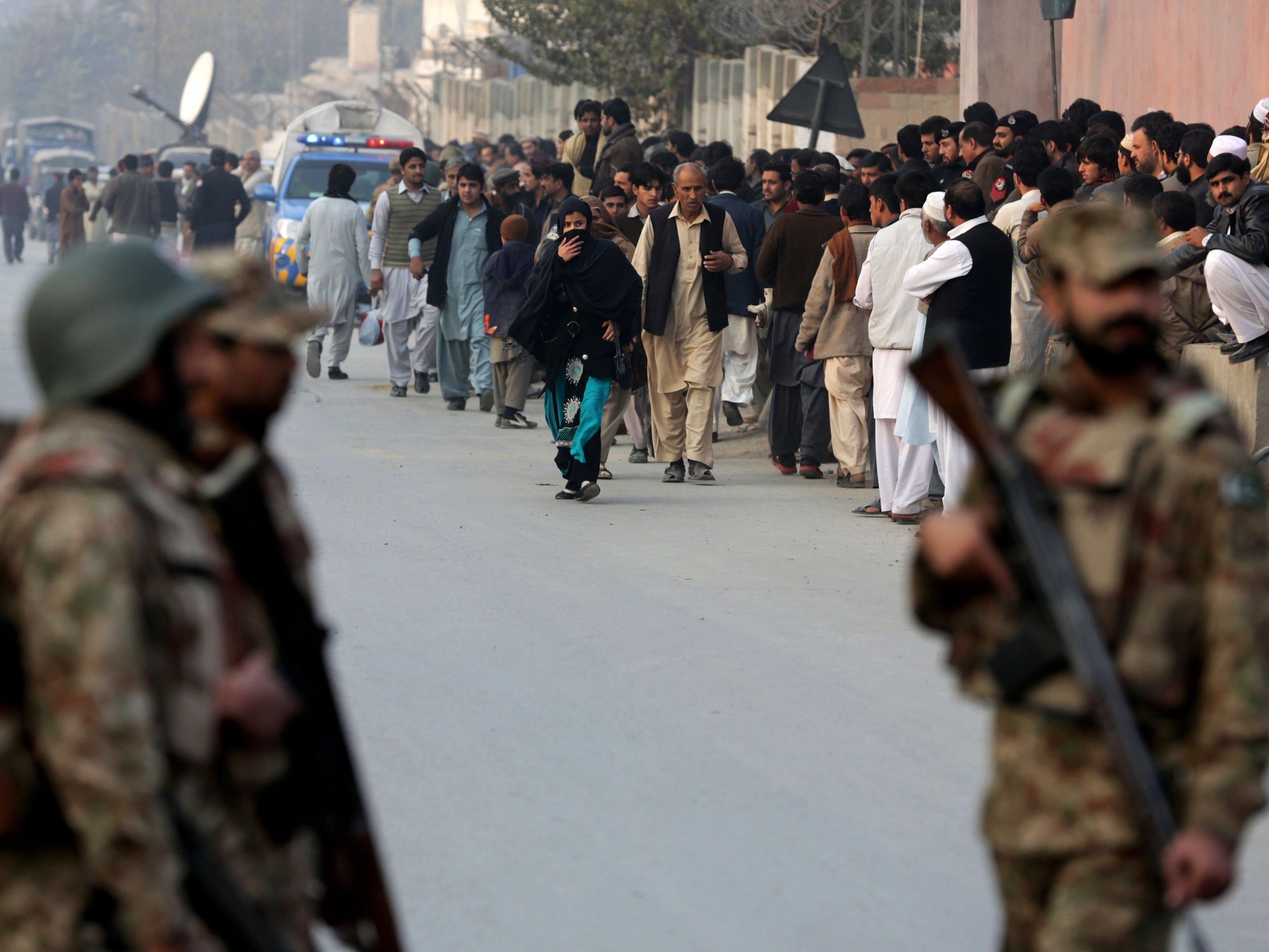 Taliban-Angriff auf Schule in Pakistan fordert mehr als 140 Tote.