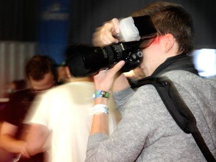 Wir haben einen Partyfotografen bei seiner Arbeit begleitet. Wir haben einen Partyfotografen bei seiner Arbeit begleitet.