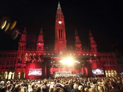 Wie bei den Wiener Festwochen wird es beim Eurovision Village eine Bühne vor dem Rathaus geben. Wie bei den Wiener Festwochen wird es beim Eurovision Village eine Bühne vor dem Rathaus geben.