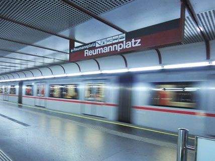 Ein Mann wurde bei einem Sturz auf die U-Bahngleise verletzt. Ein Mann wurde bei einem Sturz auf die U-Bahngleise verletzt.