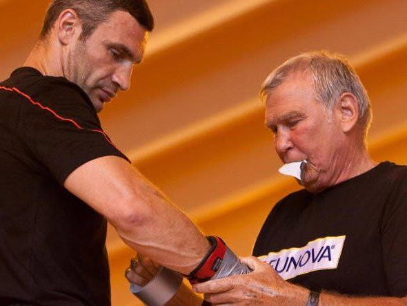 Vitali Klitschko (r) mit seinem Trainer Fritz Sdunek
