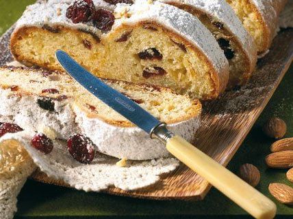 Am besten schmeckt der Stollen, wenn man ihn zusätzlich mit etwas Butter bestreicht.