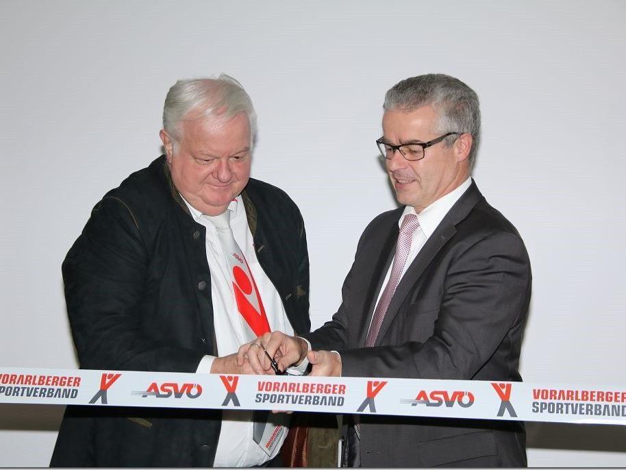 Hans Ludescher und ASVÖ-Präsident bei der symbolischen Eröffnung im neuen Domizil.