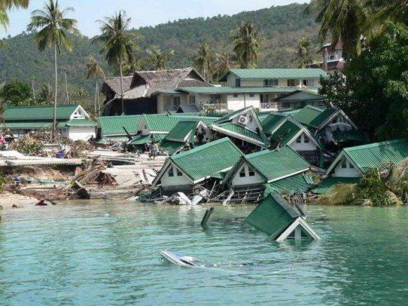 2004 - In Südostasien kommt es zu einer verheerenden Tsunami-Flutkatastrophe