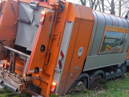 Müllwagen blieb in Wien am Bankett hängen und drohte umzustürzen