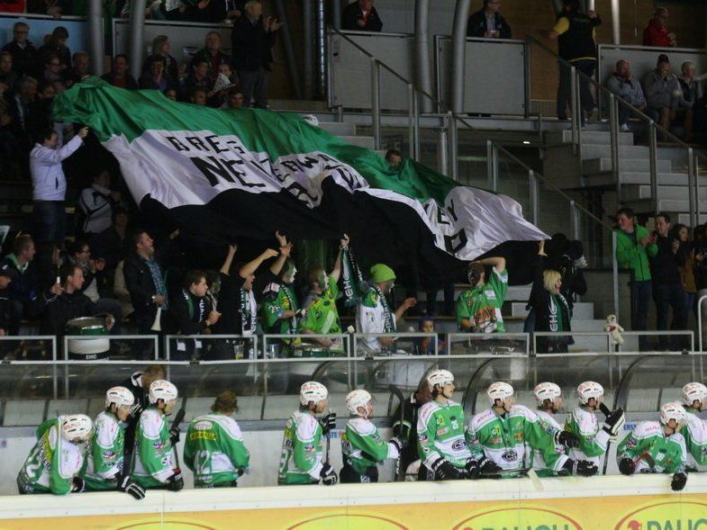 Die Wälderfans unterstützen den Vizemeister in Dornbirn. Die Wälderfans unterstützen den Vizemeister in Dornbirn.
