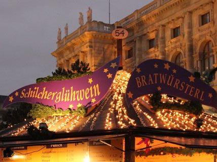 Am längsten hat das Weihnachtsdorf am Maria-Theresien-Platz geöffnet.
