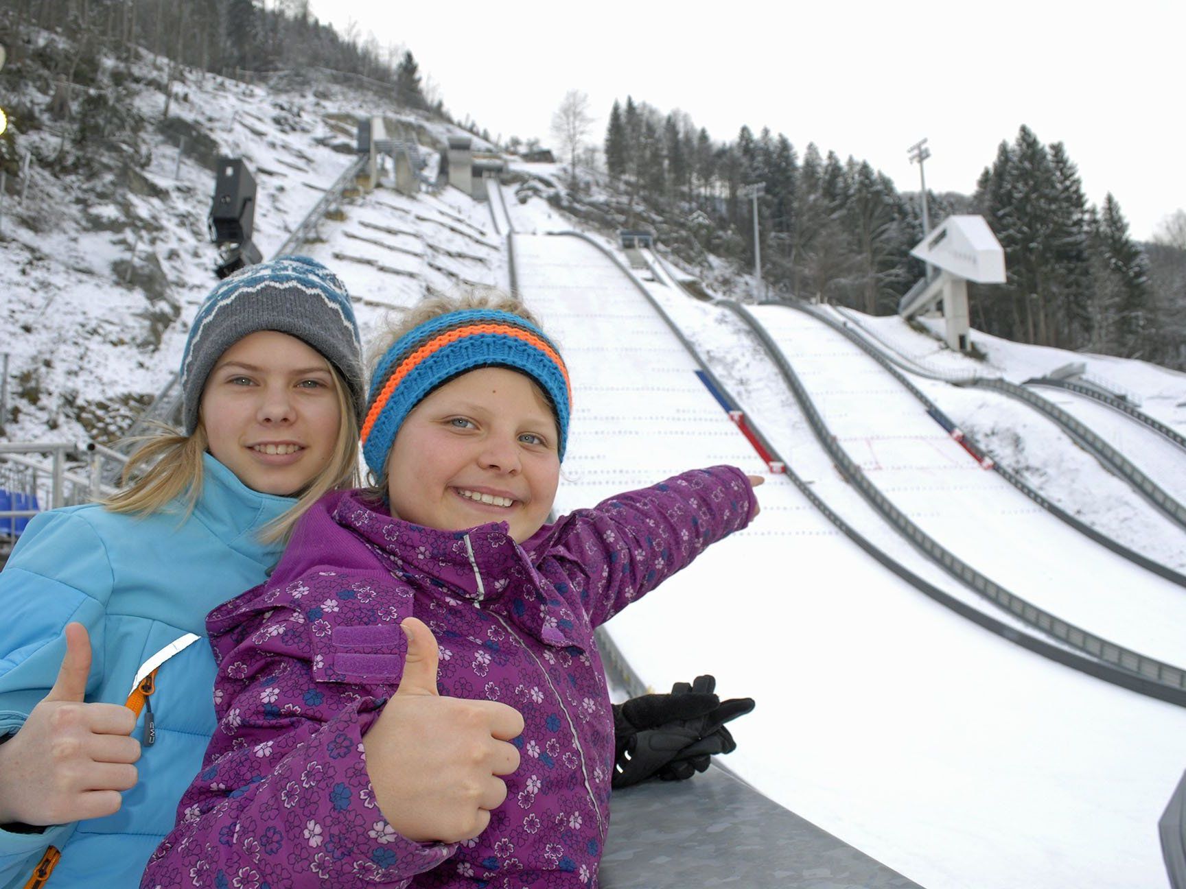 Pia und Fabienne, hier im Schanzenzentrum Montafon Nordic, freuen sich auf die EYOF 2015. Pia und Fabienne, hier im Schanzenzentrum Montafon Nordic, freuen sich auf die EYOF 2015.