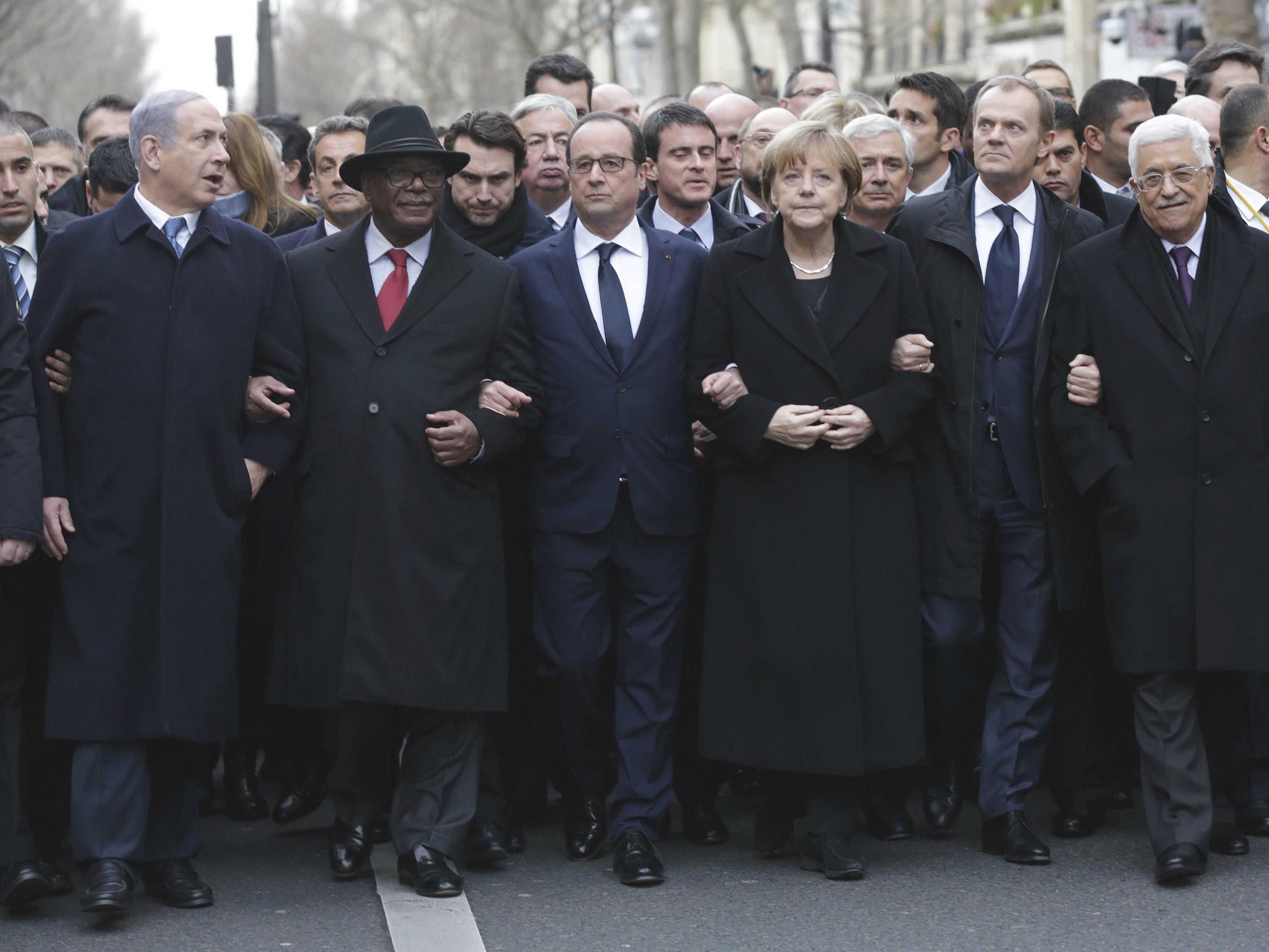Nicolas Sarkozy in Reihe 2 zu Beginn des Trauermarschs.