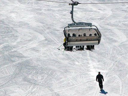 Die Snowboarderin verletzte sich bei dem Unfall schwer. Die Snowboarderin verletzte sich bei dem Unfall schwer.