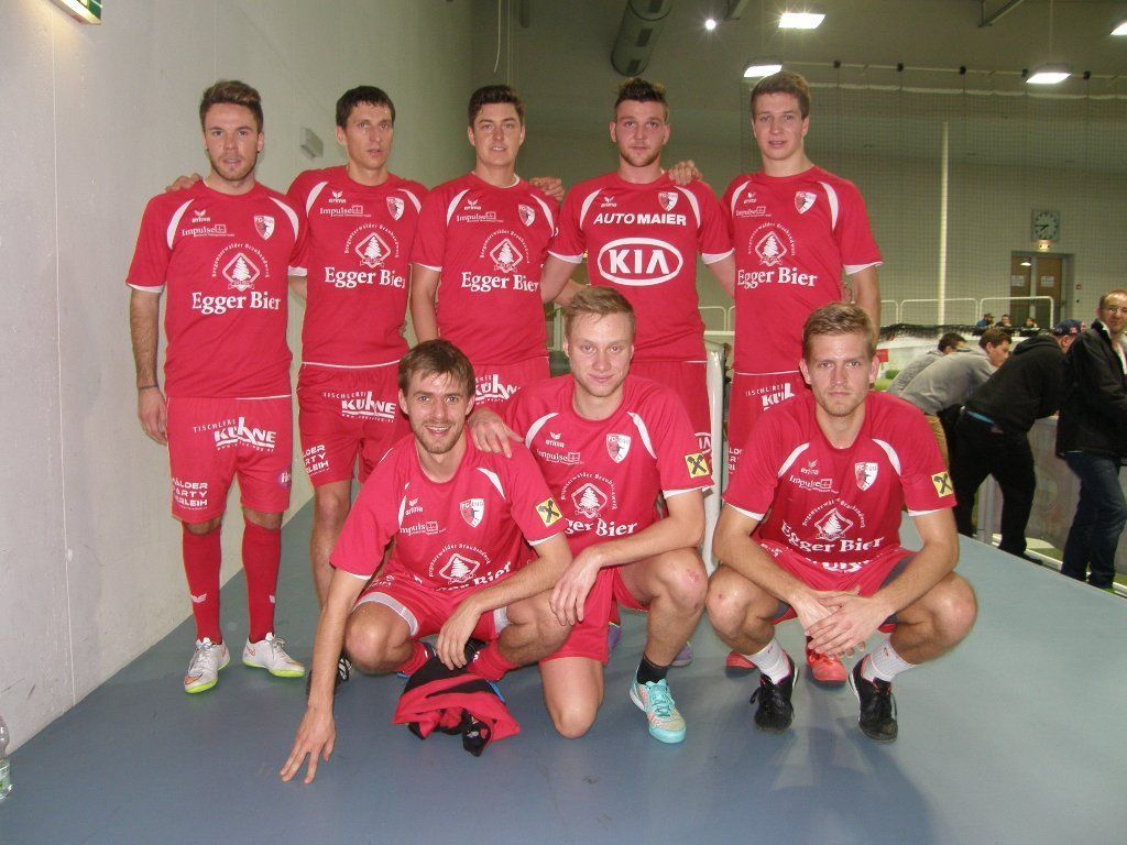 Das Hallenteam des FC Egg (mit Gastspieler Kevin Bentele) beegte beim Seehallencup den guten sechsten Rang. Das Hallenteam des FC Egg (mit Gastspieler Kevin Bentele) beegte beim Seehallencup den guten sechsten Rang.