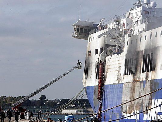 Die ausgebrannte Färhe im Hafen von Brindisi Die ausgebrannte Färhe im Hafen von Brindisi