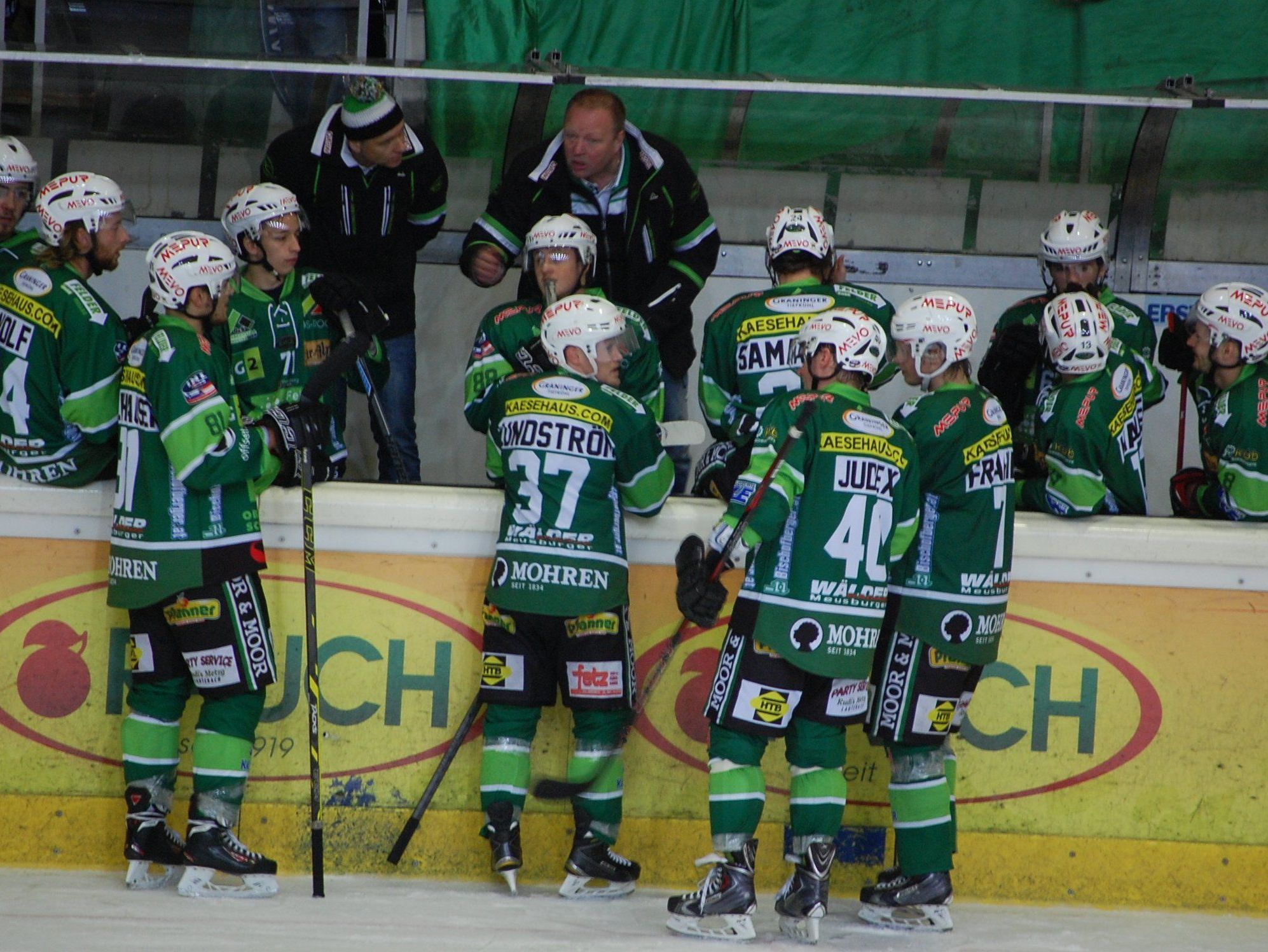 Das Trainergespann Alfredsson/Schedler wird das Team vom EHC Bregenzerwald gegen Lustenau bis unter die Haarspitzen motivieren. Das Trainergespann Alfredsson/Schedler wird das Team vom EHC Bregenzerwald gegen Lustenau bis unter die Haarspitzen motivieren.