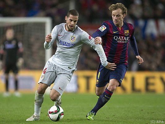 Barcelonas Ivan Rakitic (r.) gegen Mario Suarez Barcelonas Ivan Rakitic (r.) gegen Mario Suarez
