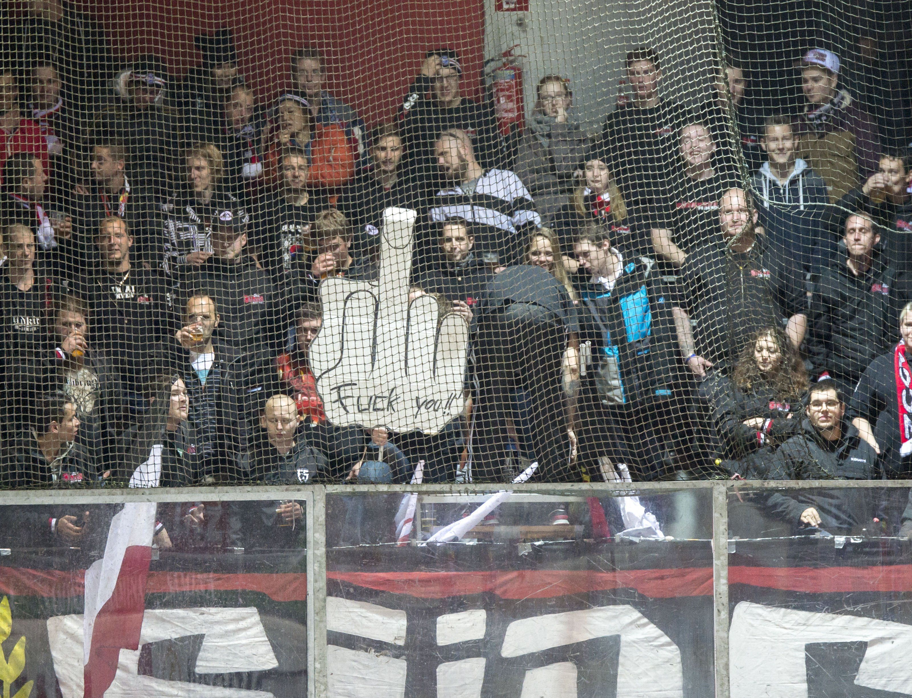 Gewisse Fans, wie hier Südchaos-Mitglieder beim Match gegen den EHC Lustenau im Oktober, stellen die Vereine vor Herausforderungen. Gewisse Fans, wie hier Südchaos-Mitglieder beim Match gegen den EHC Lustenau im Oktober, stellen die Vereine vor Herausforderungen.