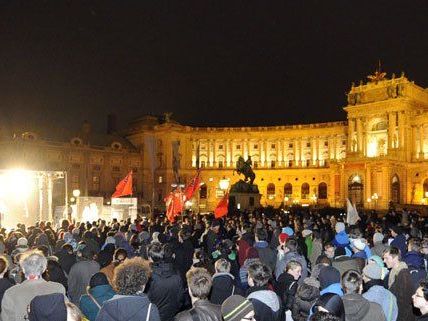 Akademikerball: Kundgebung von "Jetzt Zeichen Setzen" am Heldenplatz