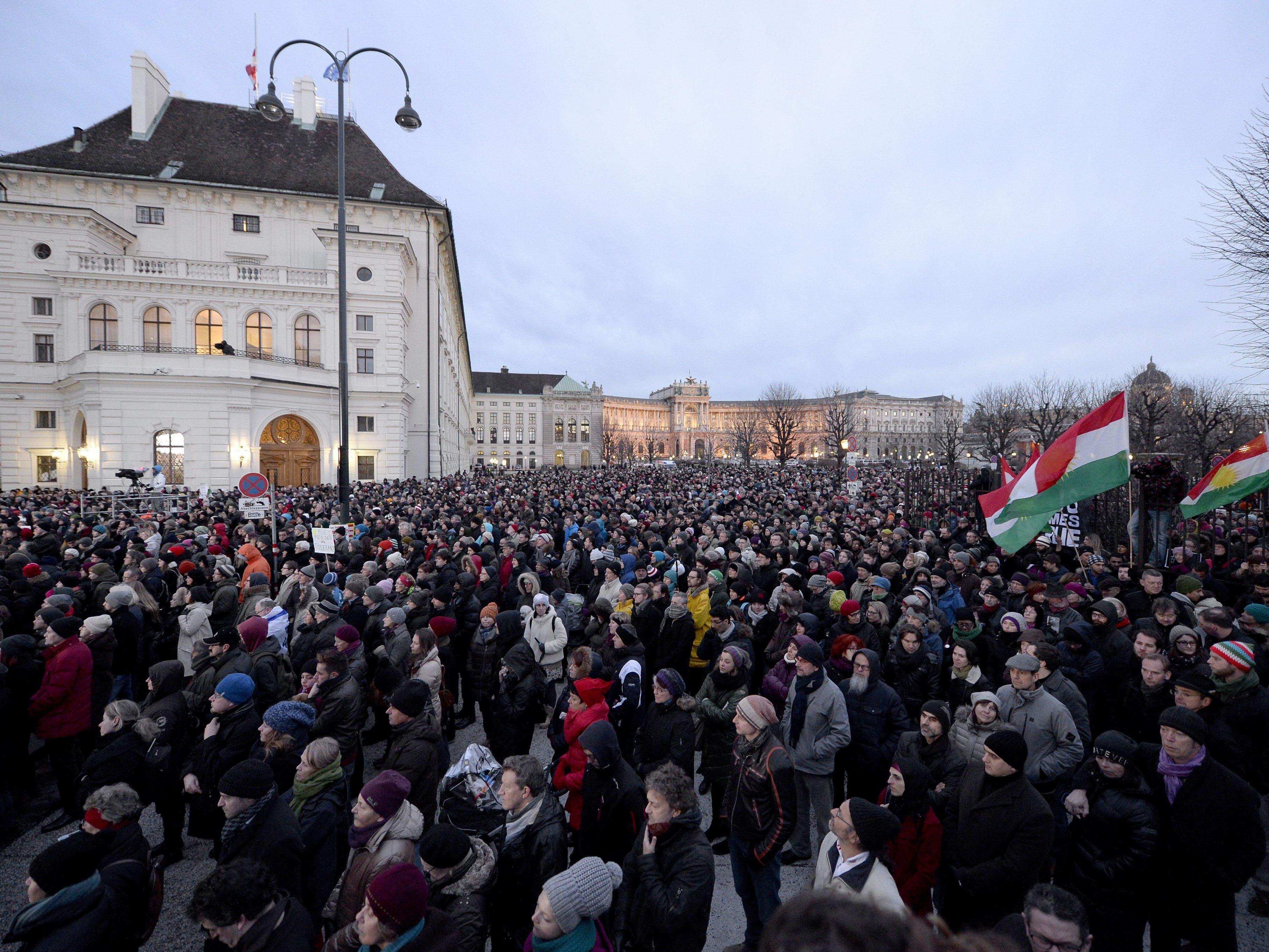 In Wien gedenken tausende Menschen den Opfern des Anschlags auf "Charlie Hebdo".