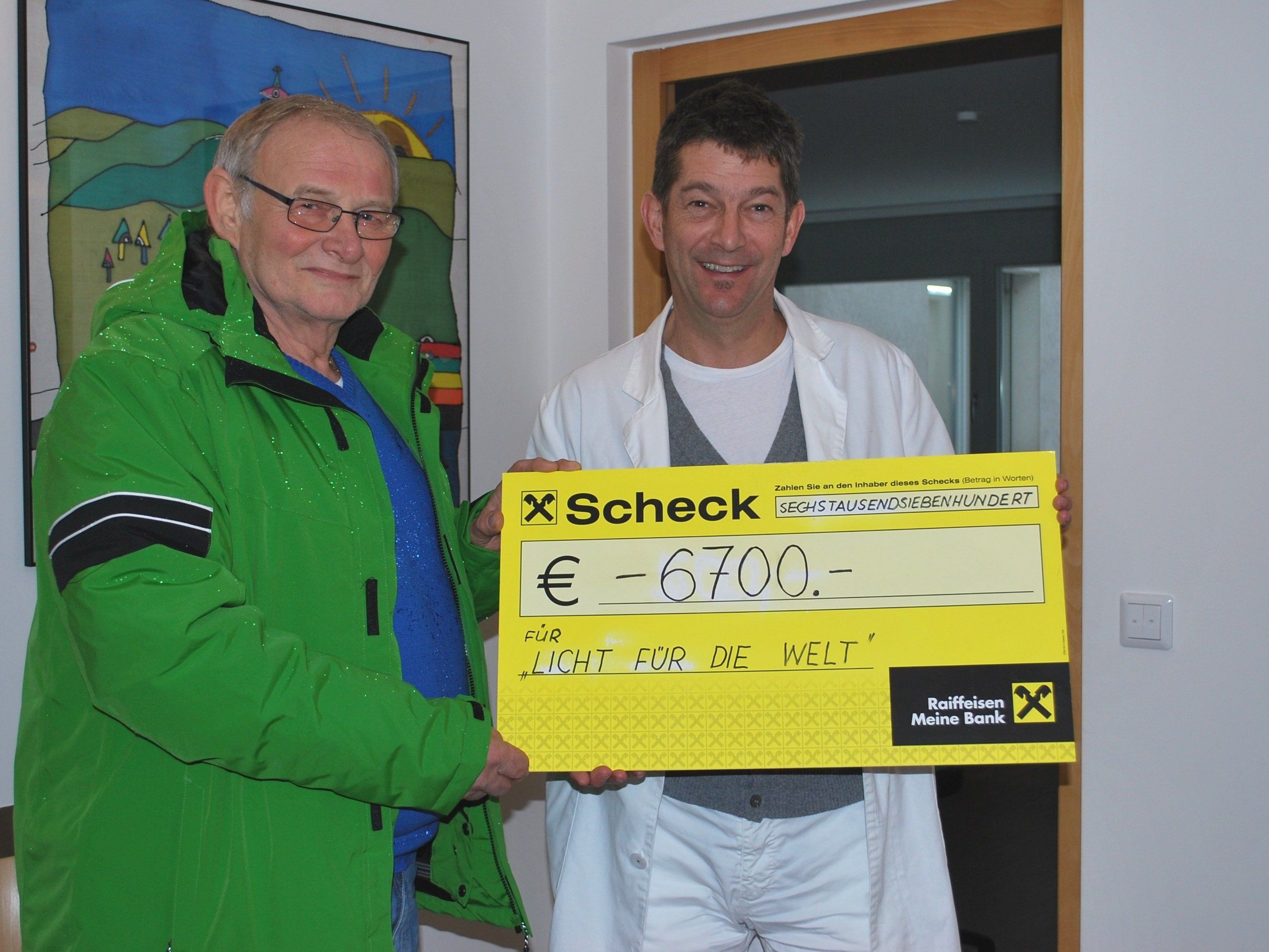 Josef Hämmerle übergibt den großen Gesamterlös seiner Hilfsaktion an Dr. Christian Seifert Josef Hämmerle übergibt den großen Gesamterlös seiner Hilfsaktion an Dr. Christian Seifert