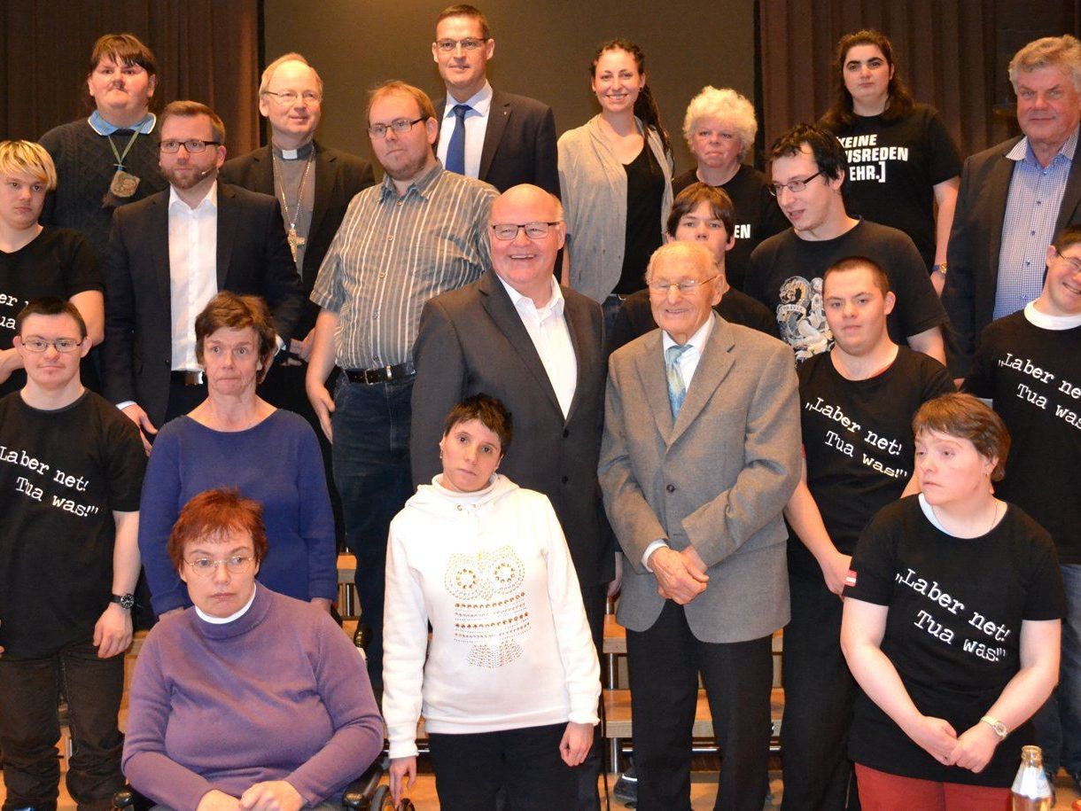 Im Nenzinger Ramschwagsaal wurde der „Geburtstag“ gebührend gefeiert. Im Nenzinger Ramschwagsaal wurde der „Geburtstag“ gebührend gefeiert.