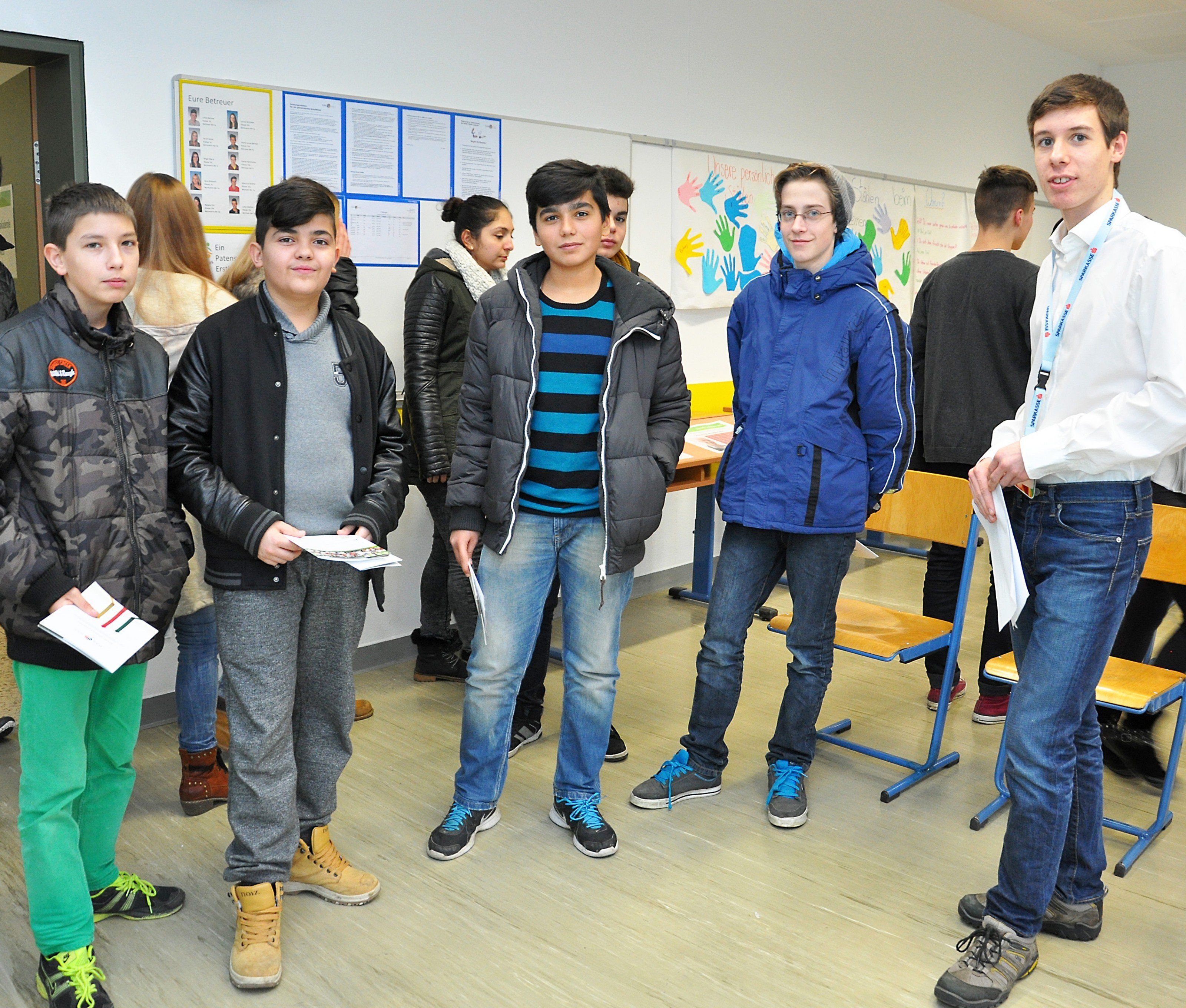 Zahlreiche Besucher informierten sich über das Bildungsangebot an der HAK/HAS Lustenau. Zahlreiche Besucher informierten sich über das Bildungsangebot an der HAK/HAS Lustenau.