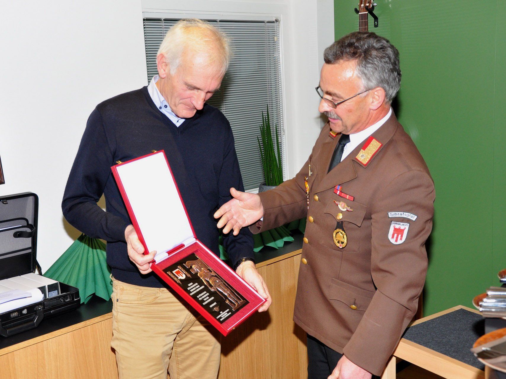 AFK Max Bereuter überreichte die Auszeichnung an Bürgermeister Herbert Dorn. AFK Max Bereuter überreichte die Auszeichnung an Bürgermeister Herbert Dorn.