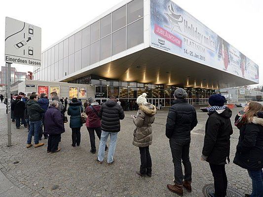 Schlange gestanden wurde vor der Wiener Stadthalle bereits zu Beginn des Karten-Vorverkaufes für den ESC Schlange gestanden wurde vor der Wiener Stadthalle bereits zu Beginn des Karten-Vorverkaufes für den ESC