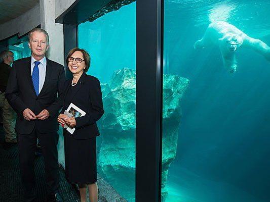 Bundesminister Reinhold Mitterlehner und Tiergartendirektorin Dagmar Schratter in der neuen Eisbärenwelt Franz Josef Land