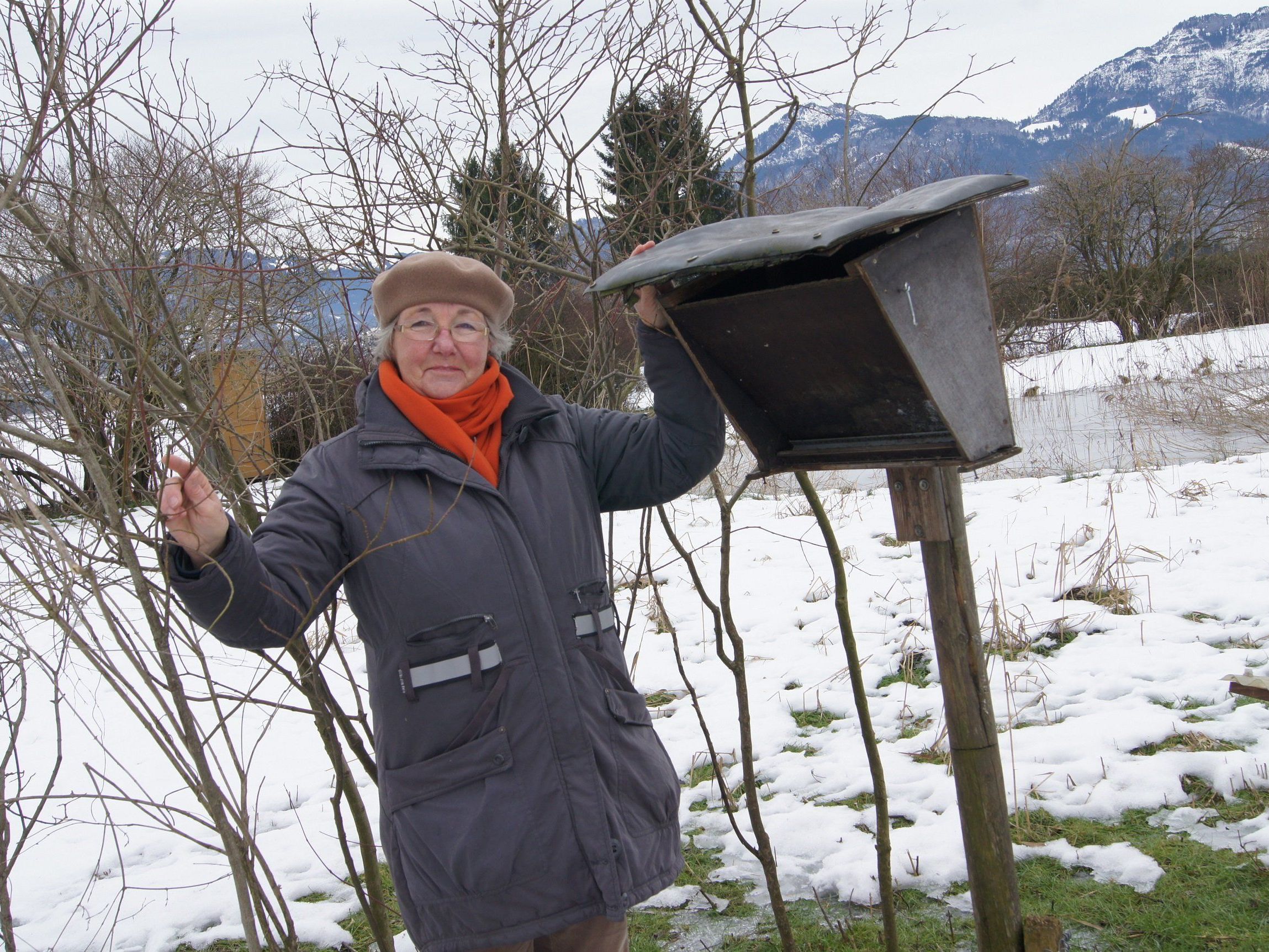 Erika Ritter macht täglich einen Rundgang bei den Futterplätzen im Biotop am Alten Rhein. Erika Ritter macht täglich einen Rundgang bei den Futterplätzen im Biotop am Alten Rhein.
