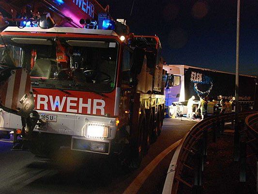 Bei der Kranbergung der Lkws in Vösendorf Bei der Kranbergung der Lkws in Vösendorf