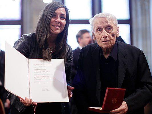 Vizebürgermeisterin Maria Vassilakou überreicht Architekt Harry Glück das Goldene Ehrenzeichen für Verdienste um das Land Wien